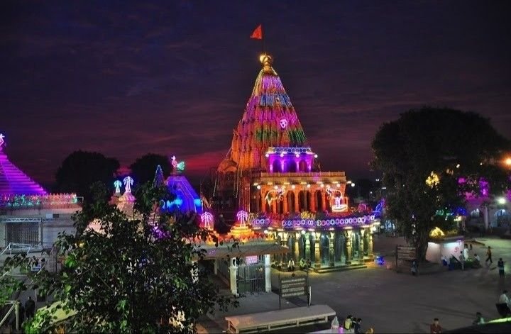 Mahakaleshwar Temple illuminated at night