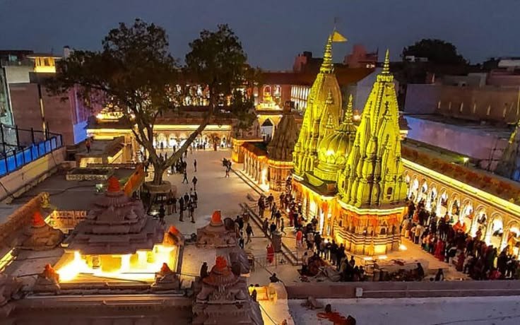 Pilgrimage atmosphere in Varanasi